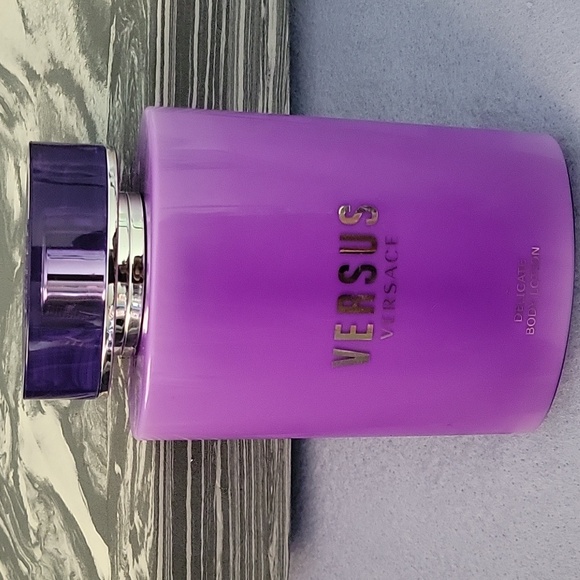 VERSUS Delicate Body Lotion 6.7 FL oz - Picture 8 of 14